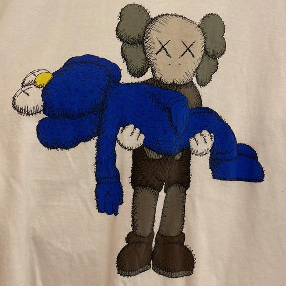 Uniqlo T-shirt - Picture 2 of 3